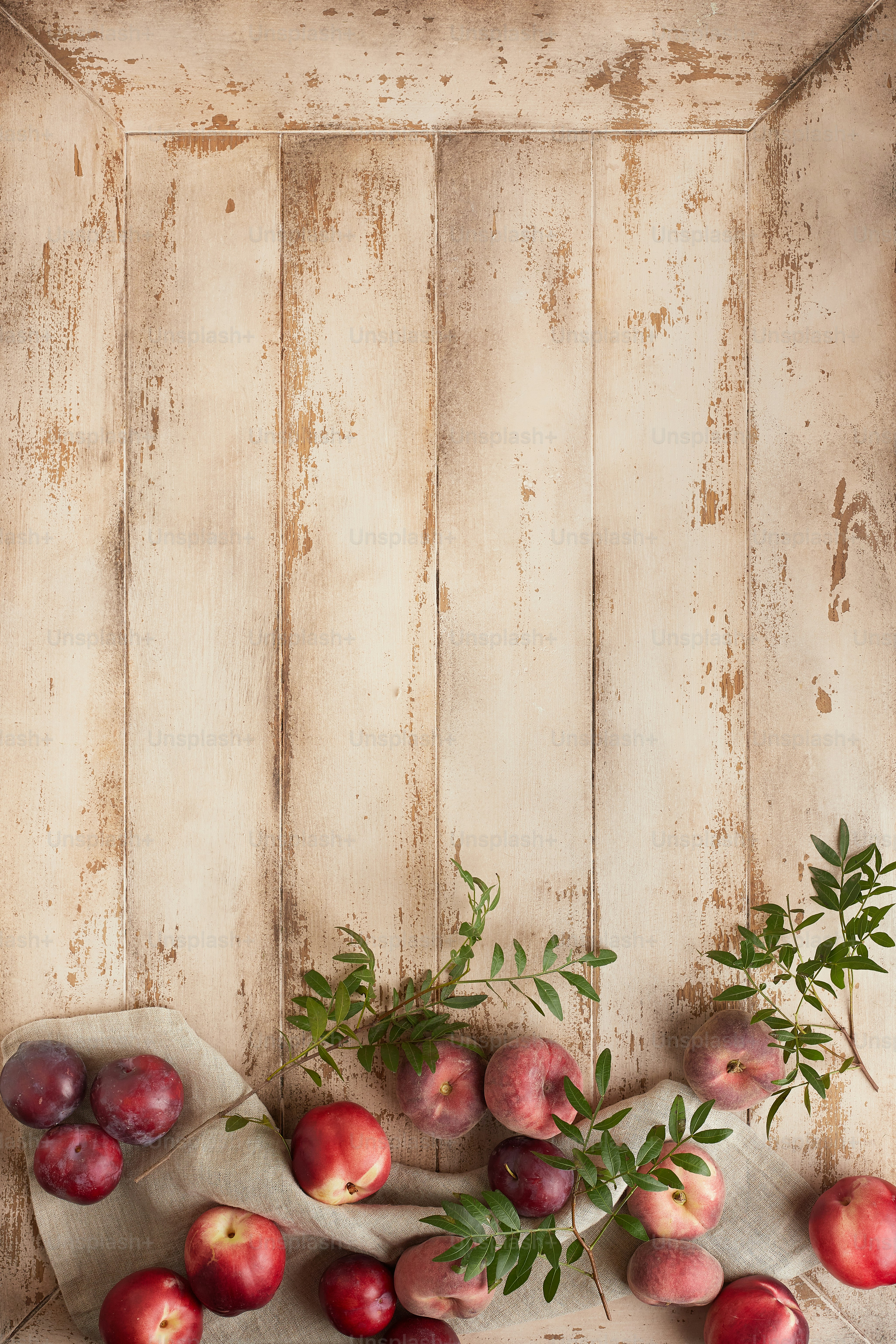ein Bündel Obst, das auf einem Tisch sitzt