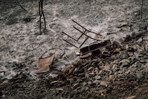 Un montón de escombros sentado junto a una valla