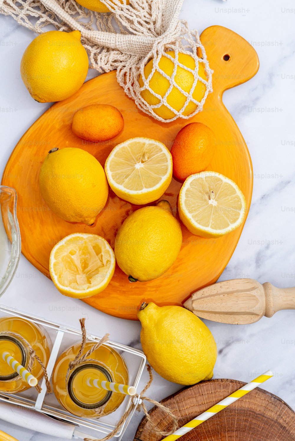 ein Teller mit Zitronen und Orangen auf einem Tisch