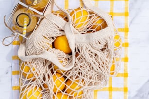 un sac de citrons posé sur une table