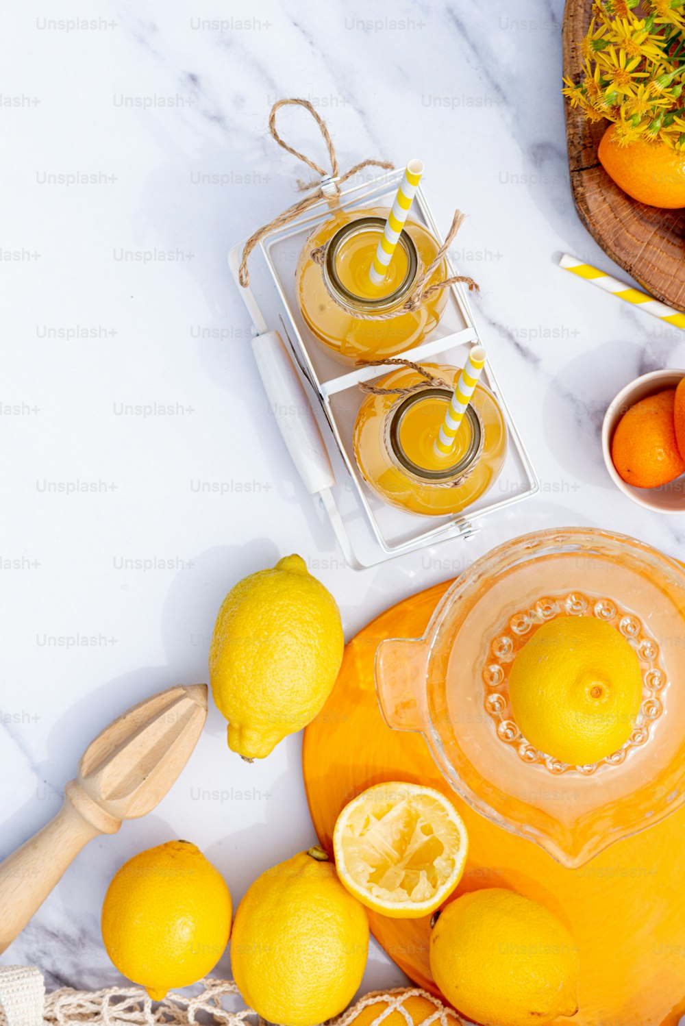 Una mesa de mármol cubierta con naranjas y limones