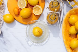 une table garnie de citrons et un bol de limonade
