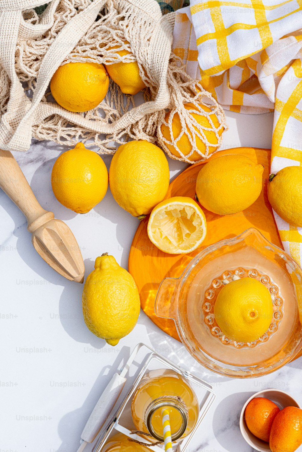 uma mesa coberta com limões e laranjas em cima de uma mesa