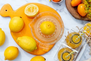 Una mesa cubierta con limones y naranjas