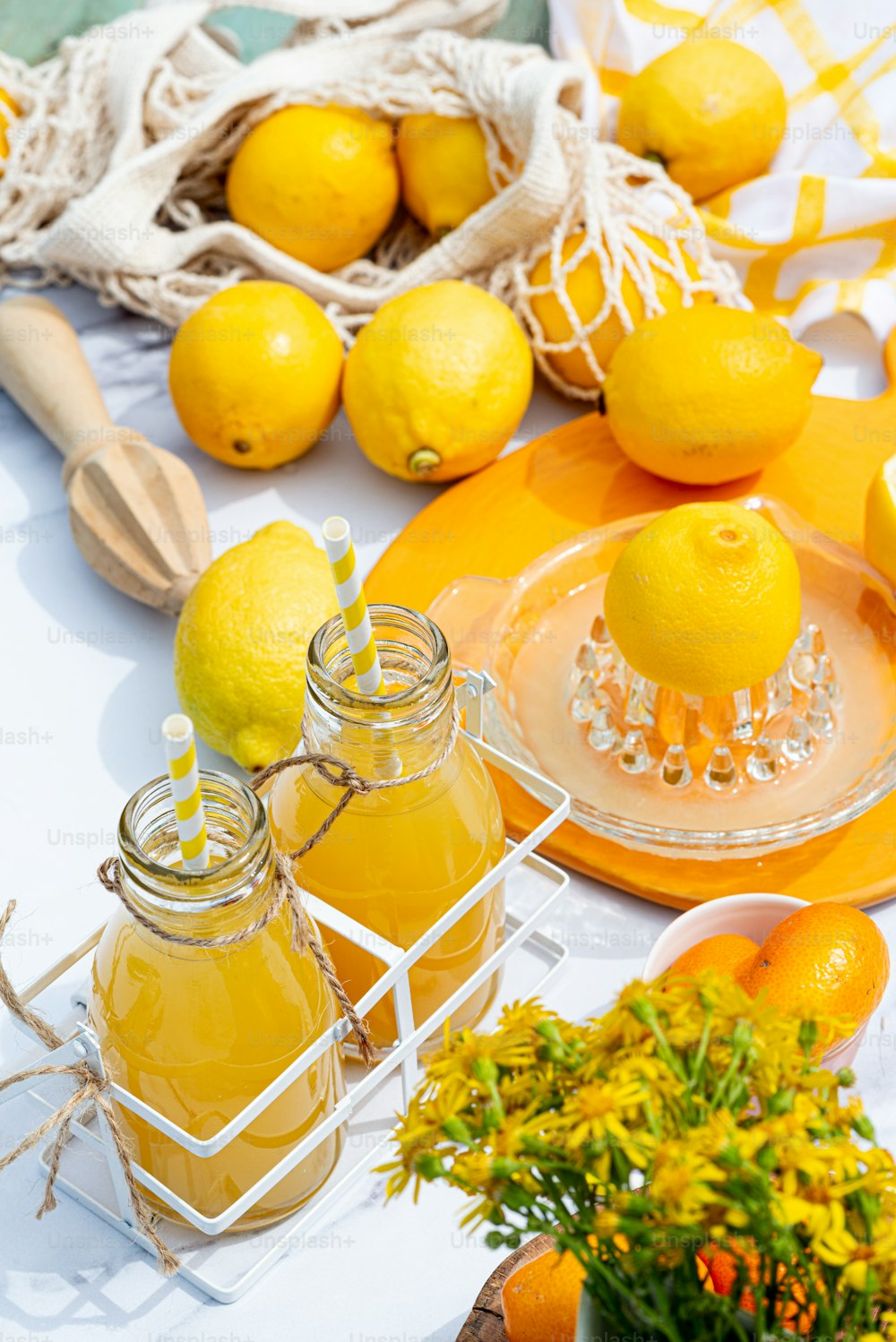 una mesa cubierta con limones y frascos de líquido