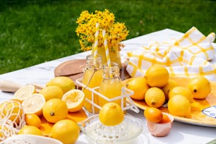 une table surmontée d’assiettes de citrons et d’oranges