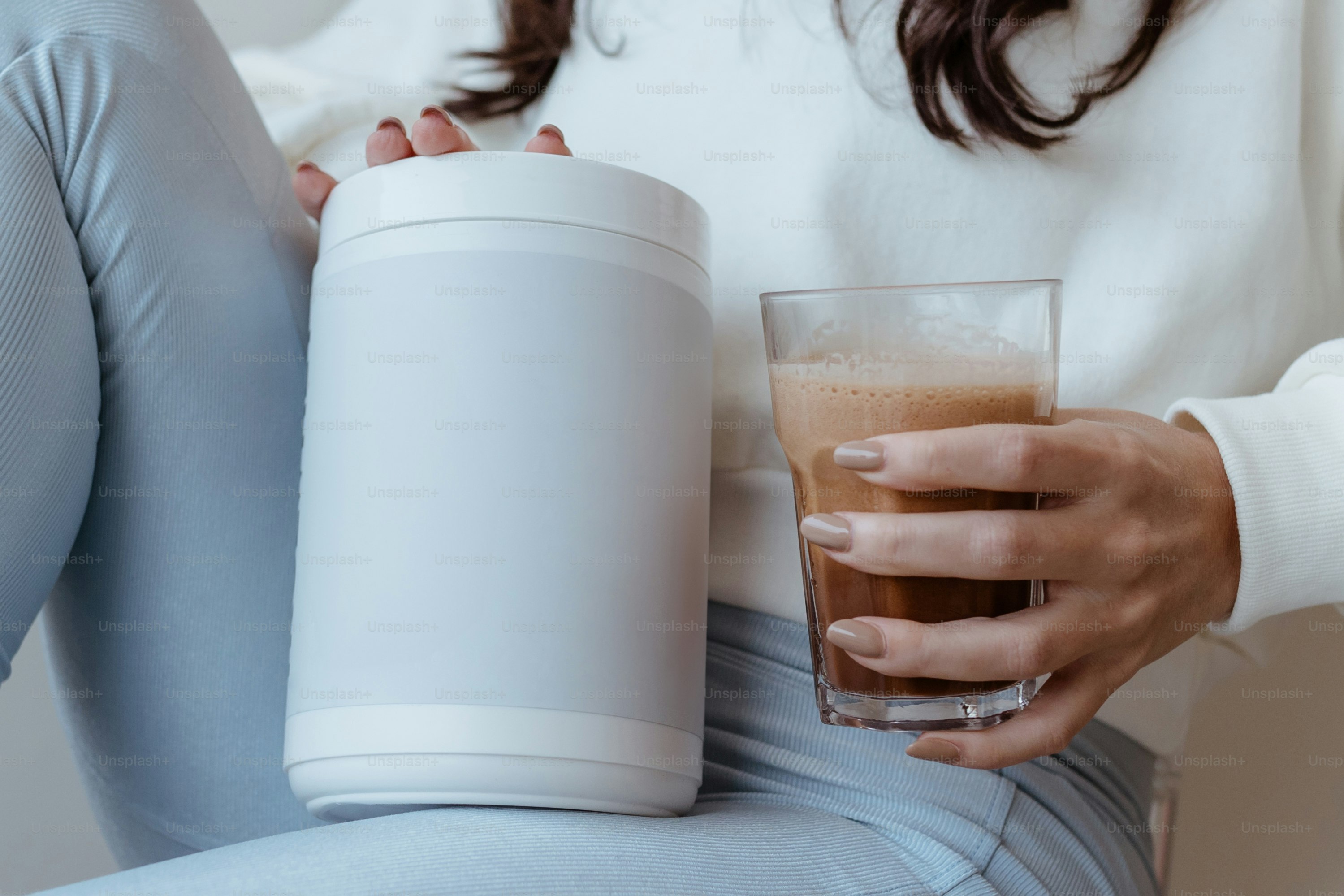 uma mulher segurando uma xícara de café e uma bebida