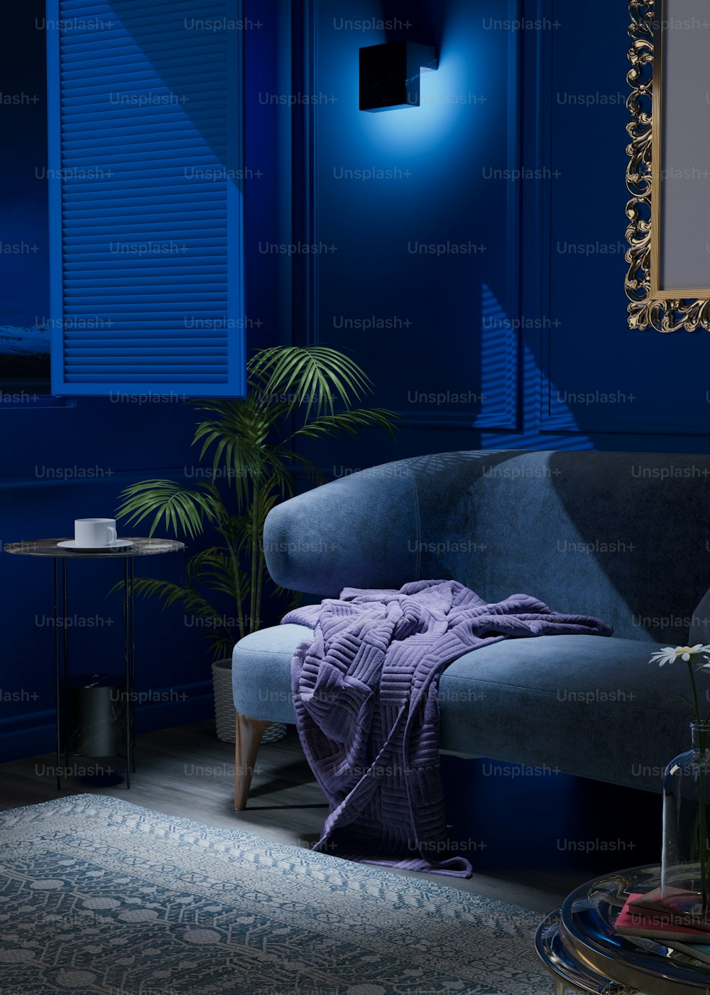uma sala de estar com paredes azuis e um sofá azul