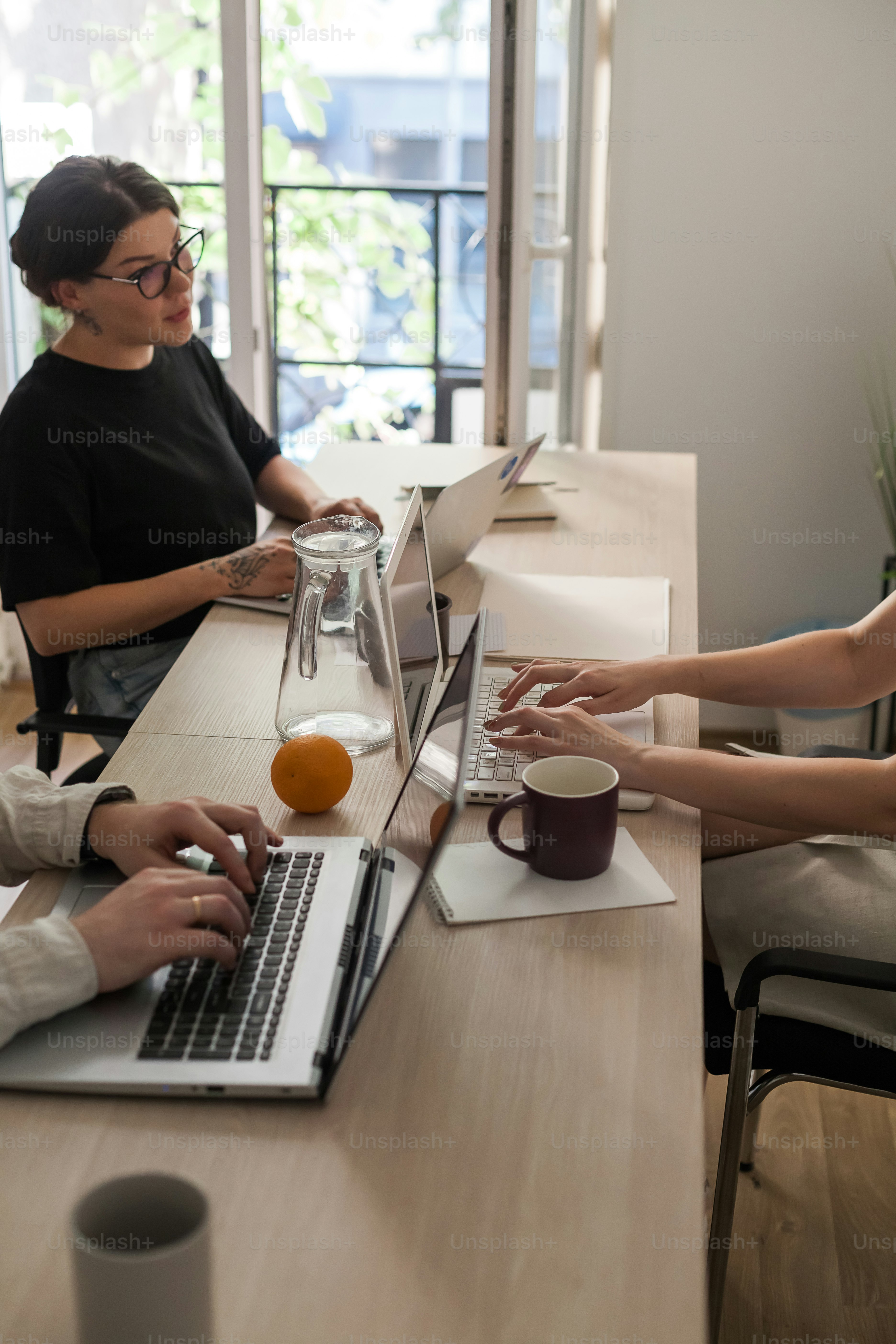 노트북을 사용하여 테이블에 앉아 있는 두 사람