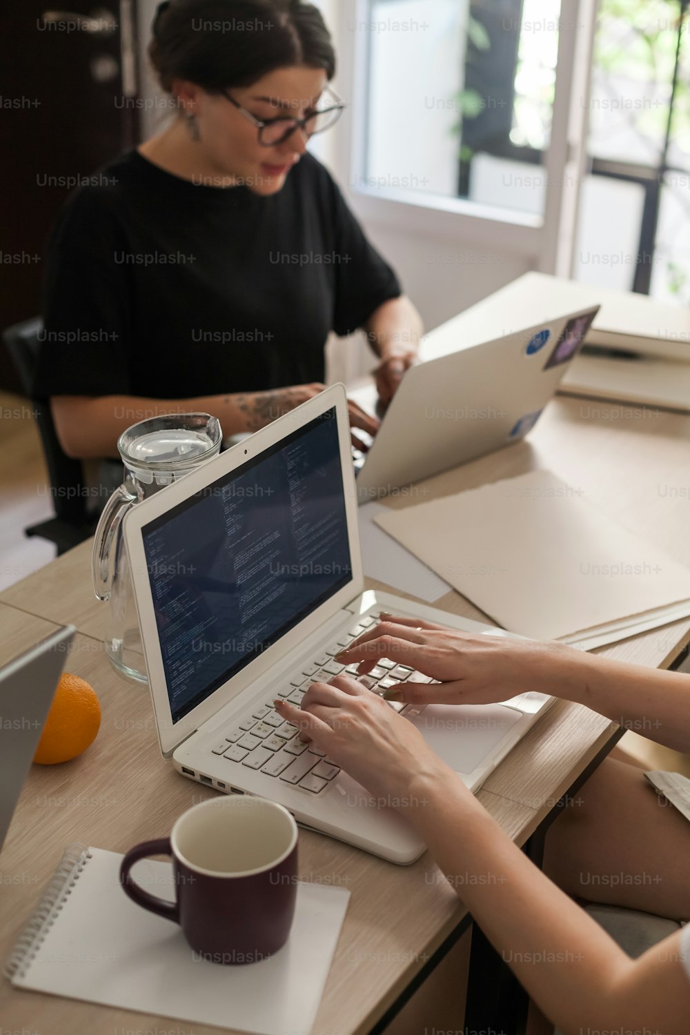 노트북 컴�퓨터를 사용하여 테이블에 앉아 있는 여자