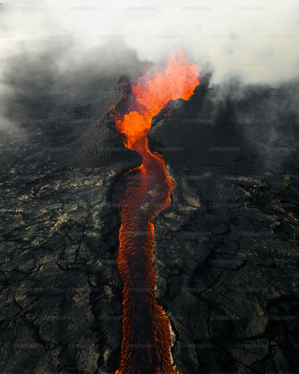 uma vista aérea de um fluxo de lava no oceano