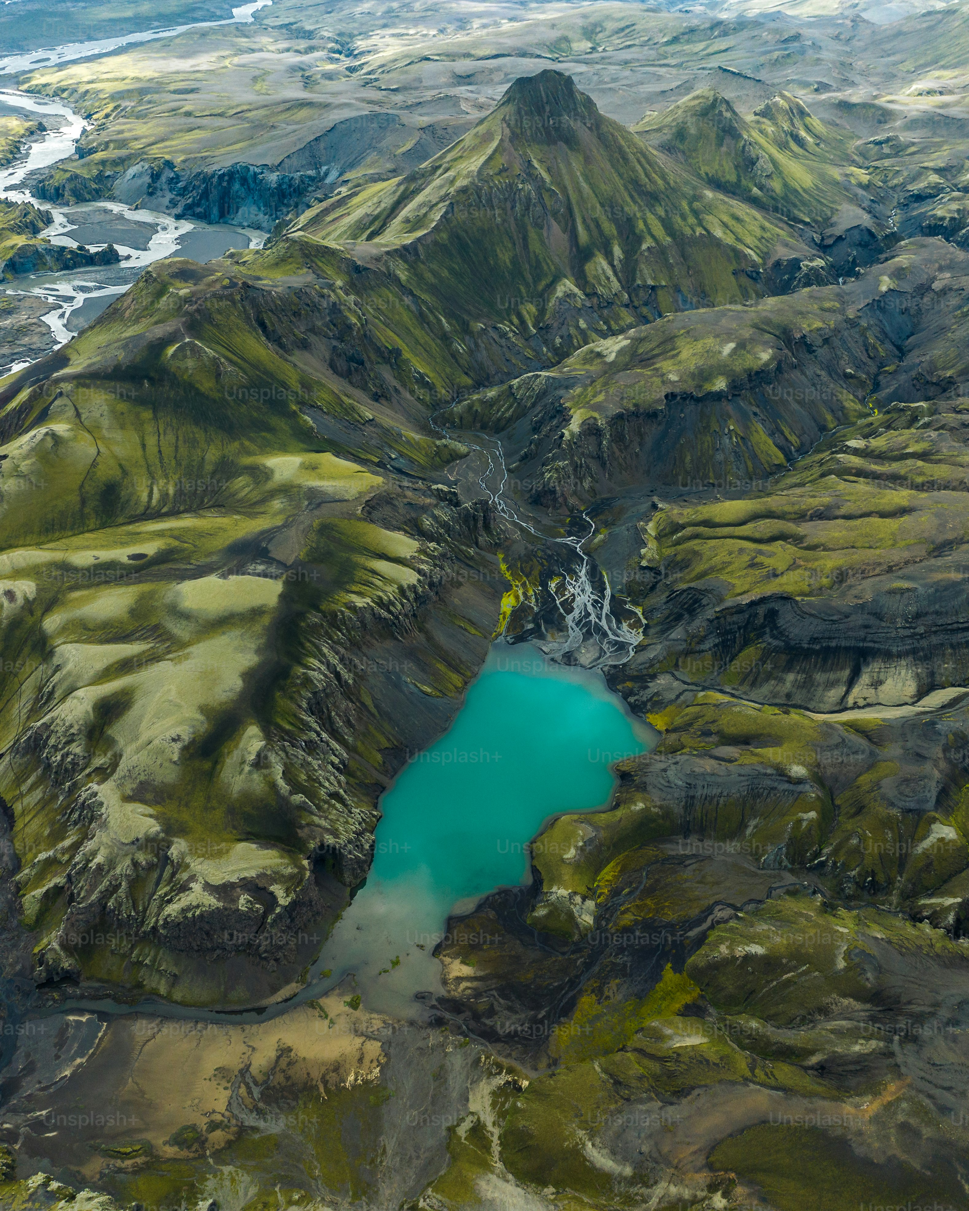 Un grande specchio d'acqua circondato da montagne