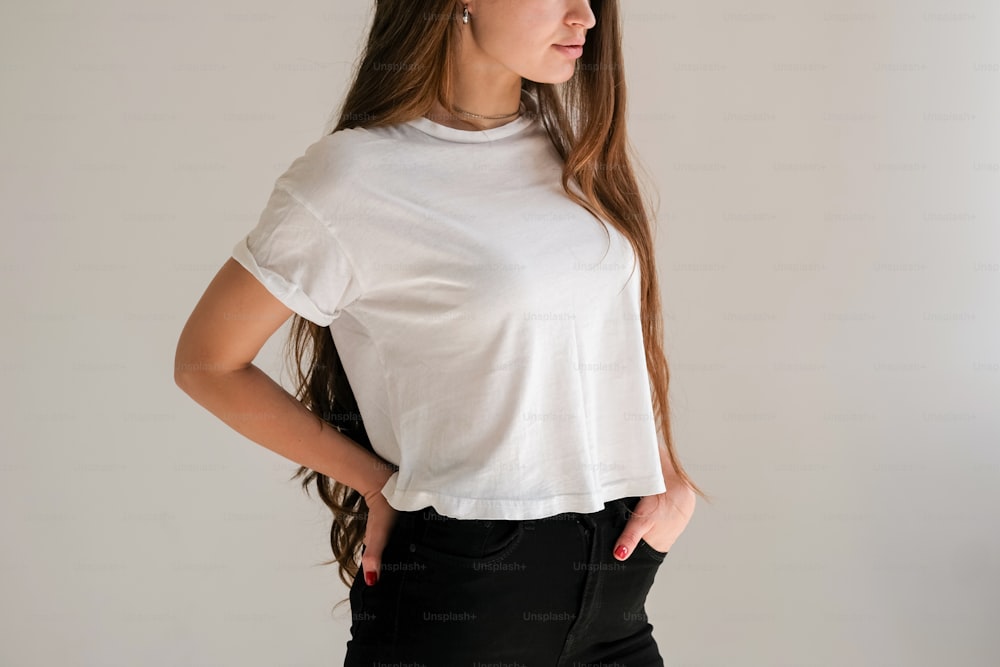 uma mulher vestindo uma camisa branca e calças pretas