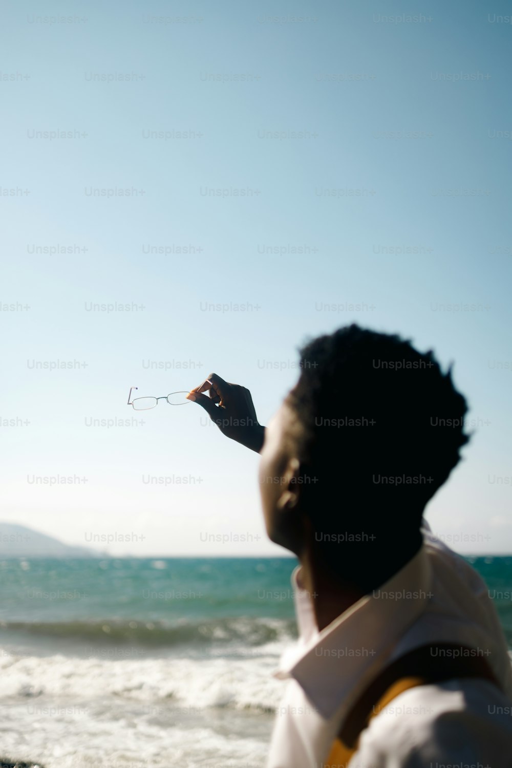 Un hombre volando una cometa en la playa