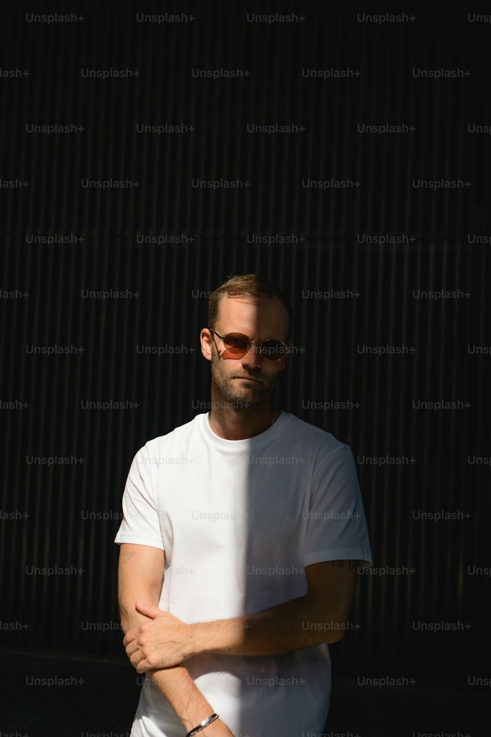 Ein Mann in weißem Hemd und Sonnenbrille