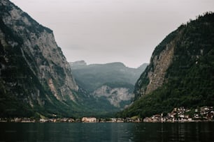 Ein Gewässer, umgeben von Bergen und Häusern
