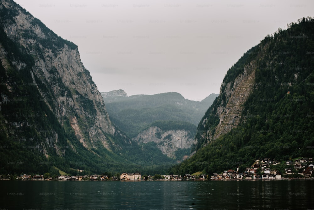 un cuerpo de agua rodeado de montañas y casas