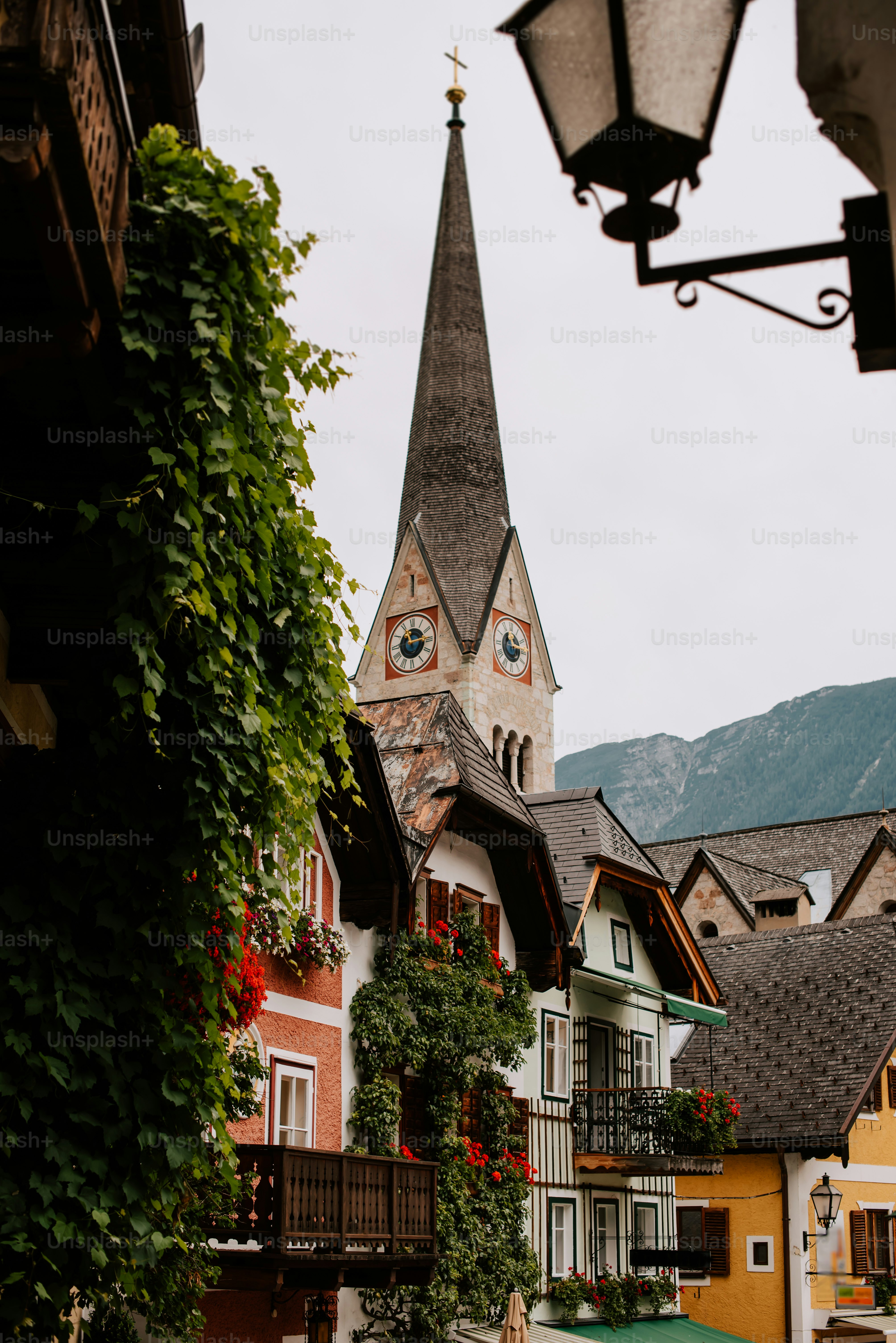 Una torre del reloj que se eleva sobre una ciudad llena de edificios