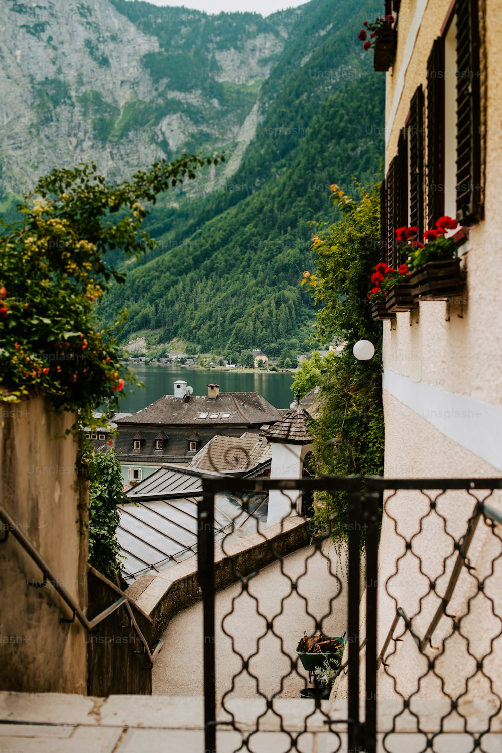 une vue d’une ville de montagne depuis un balcon