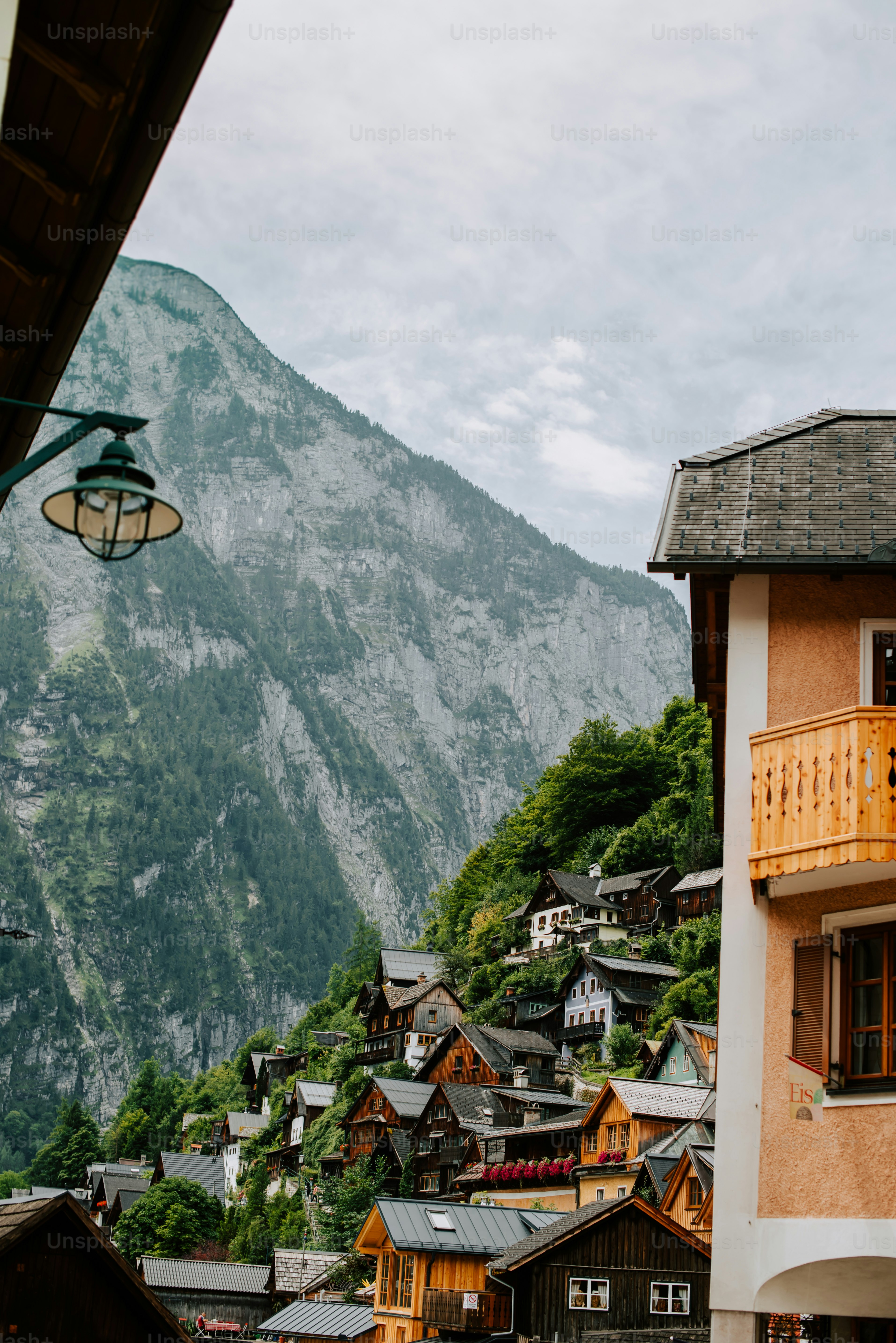 Una vista de un pueblo con una montaña al fondo