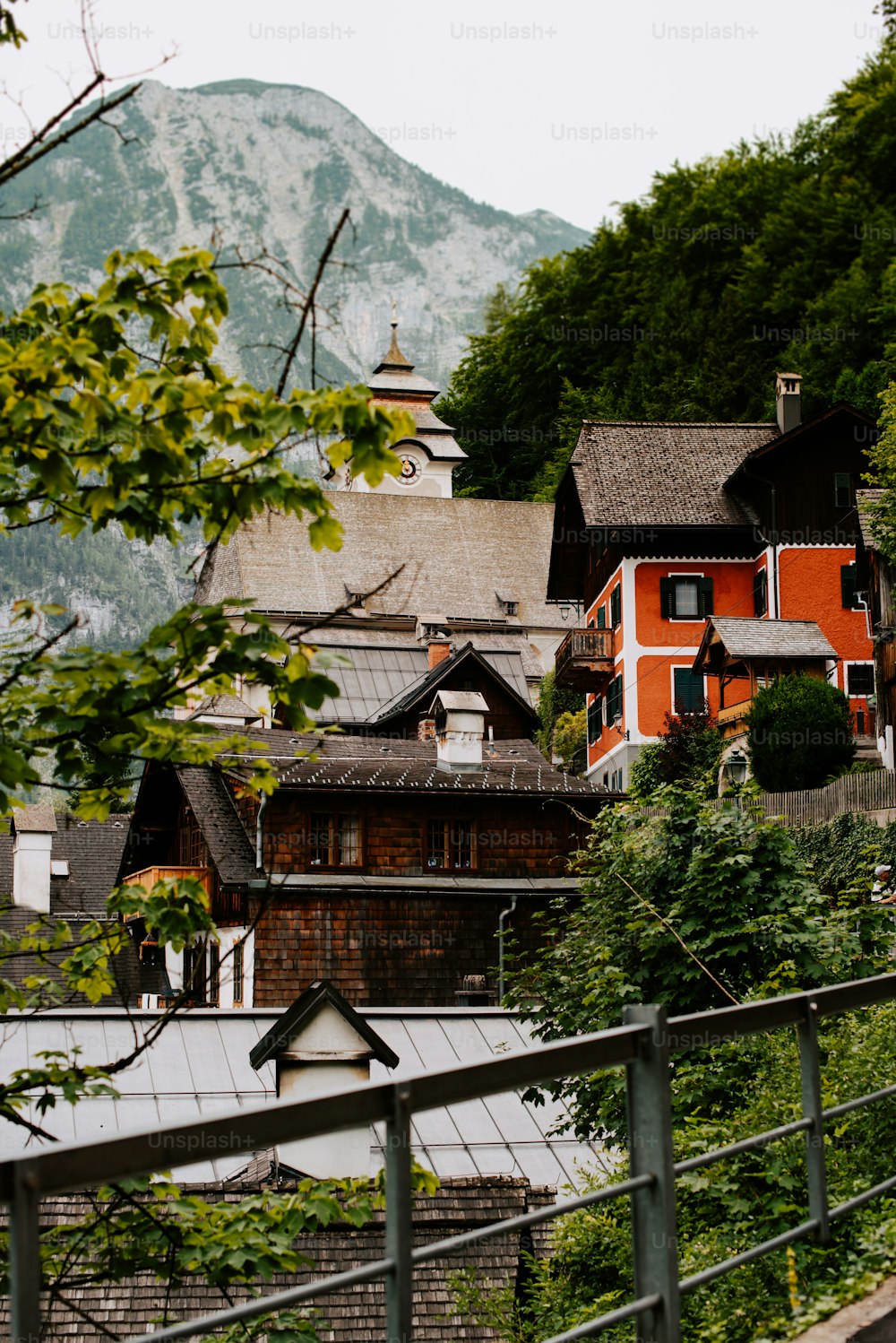 무성한 녹색 언덕 꼭대기에 앉아있는 두 채의 집