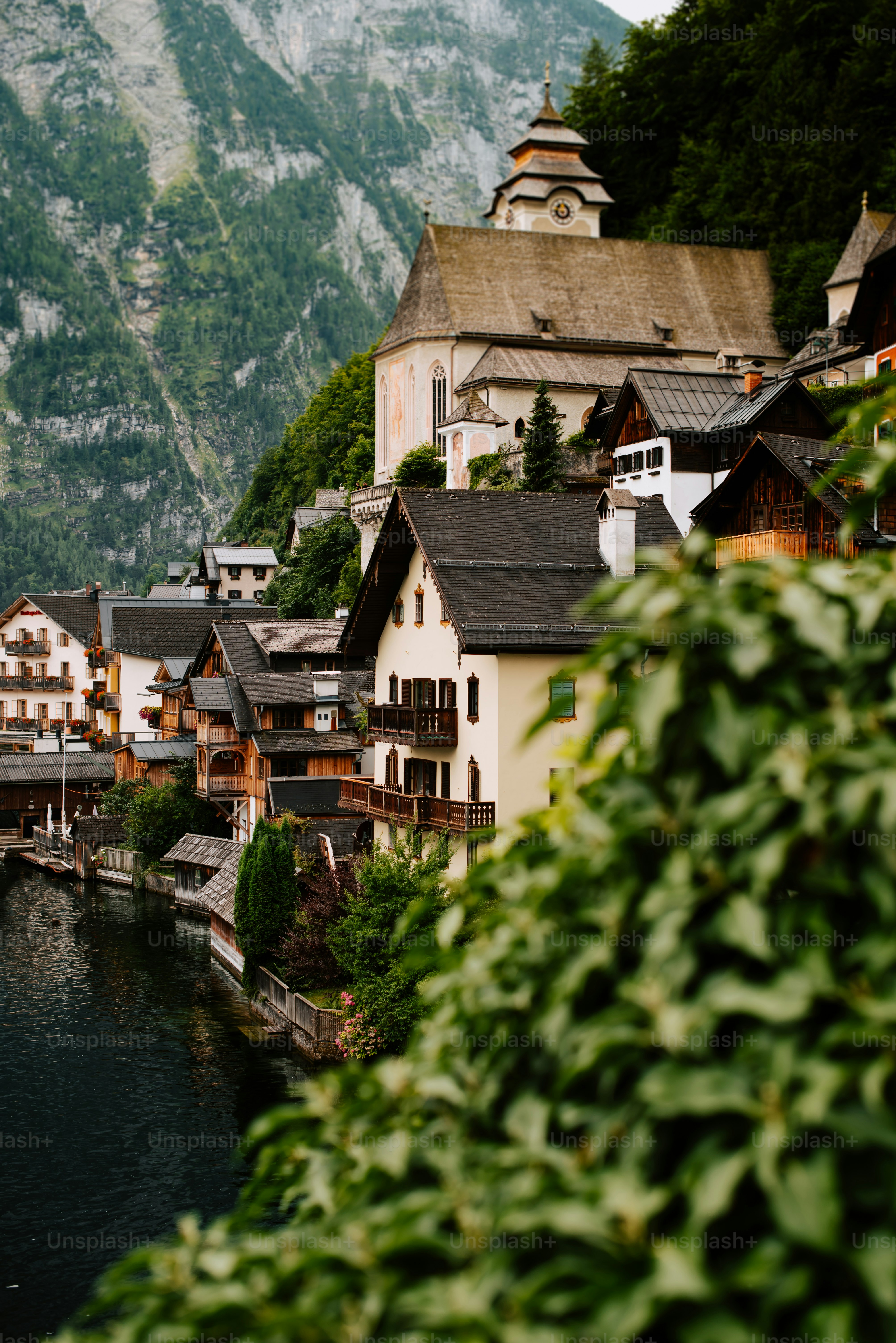 Una vista panorámica de una ciudad con montañas al fondo