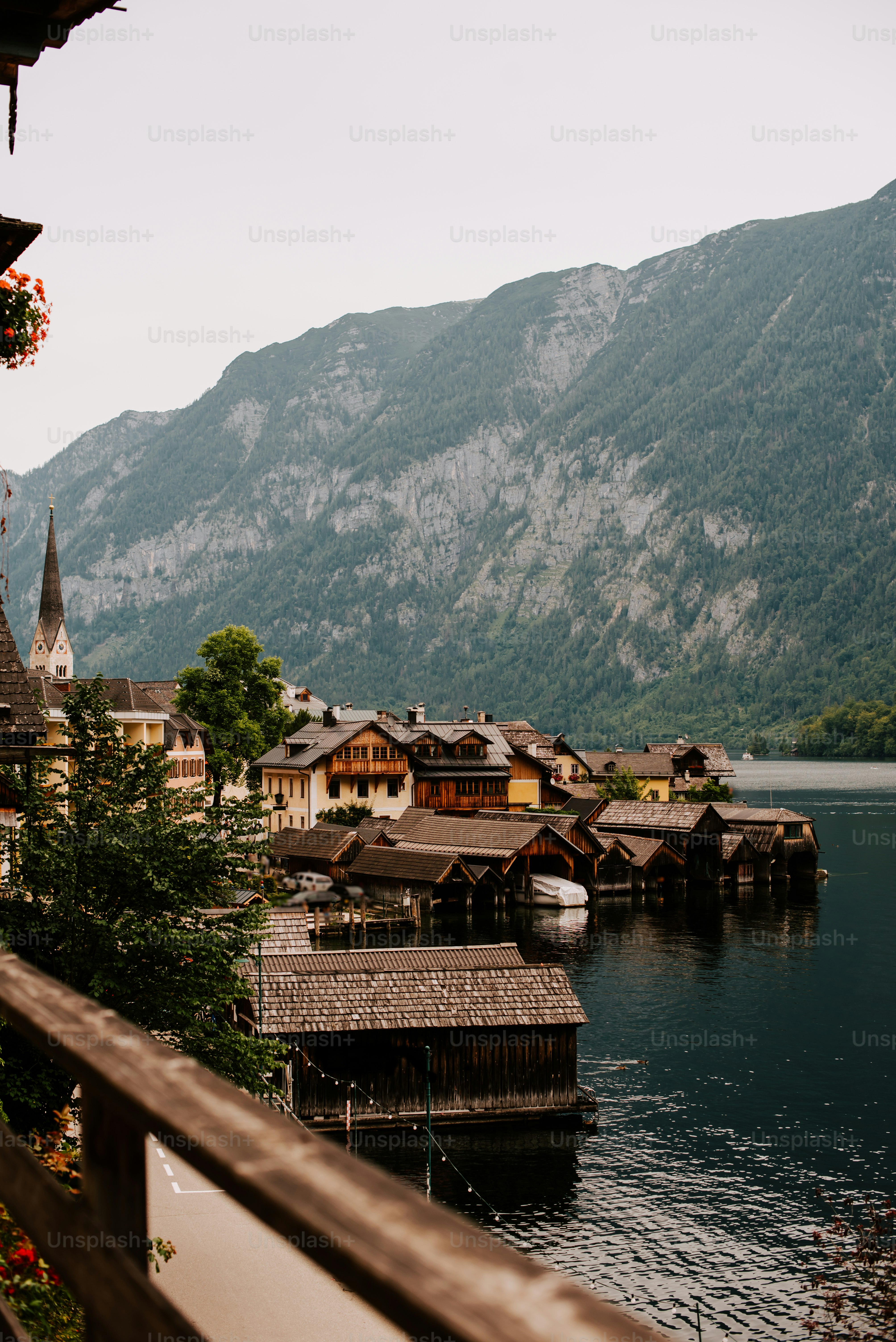 un cuerpo de agua rodeado de montañas y casas