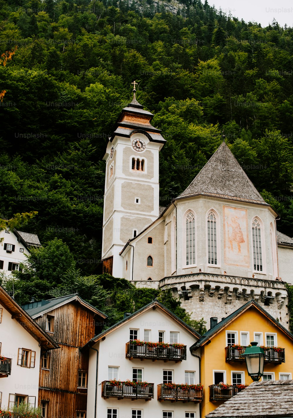 Eine Kirche auf einem Hügel mit einem Kirchturm im Hintergrund