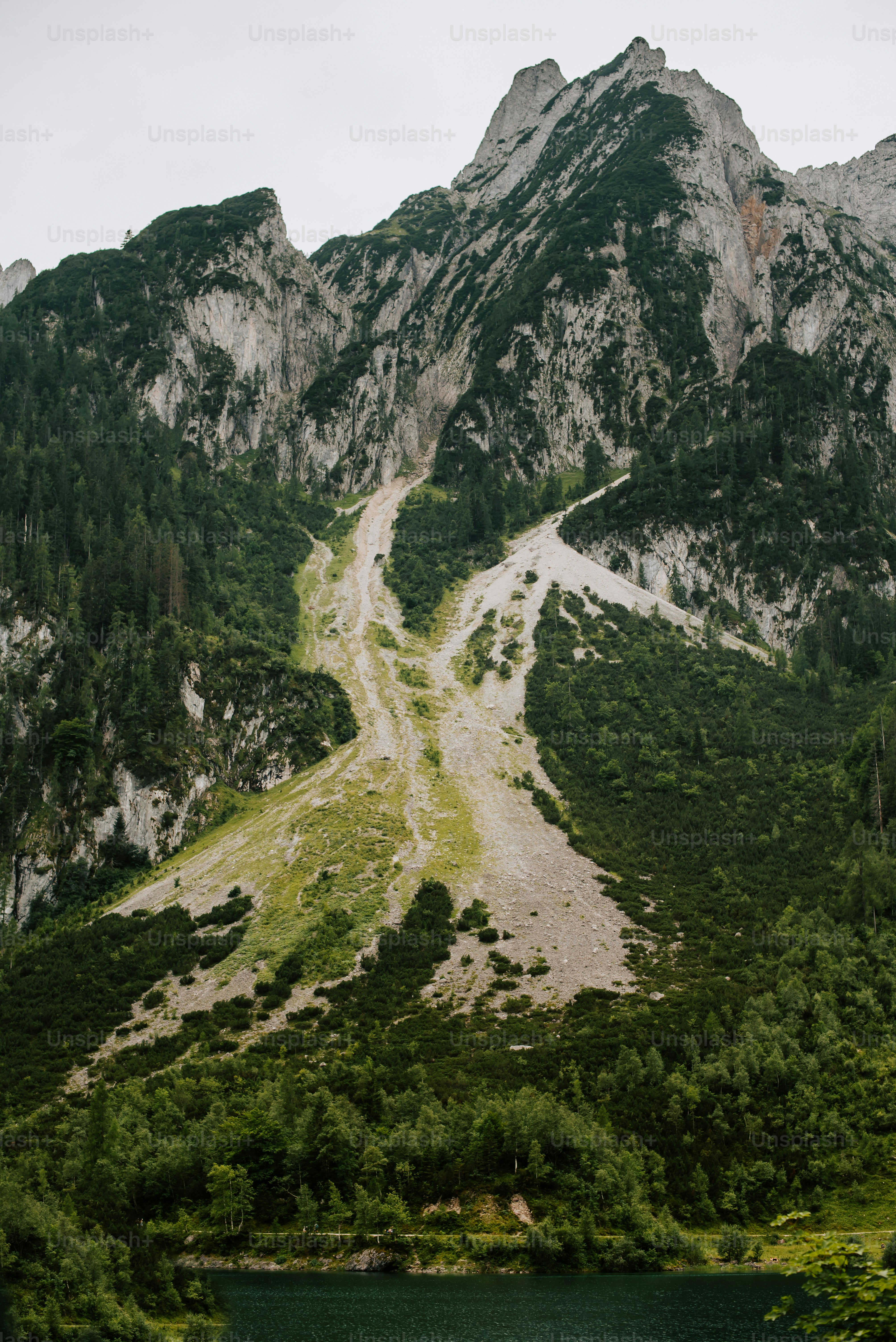 gunung dengan sungai yang mengalir melewatinya