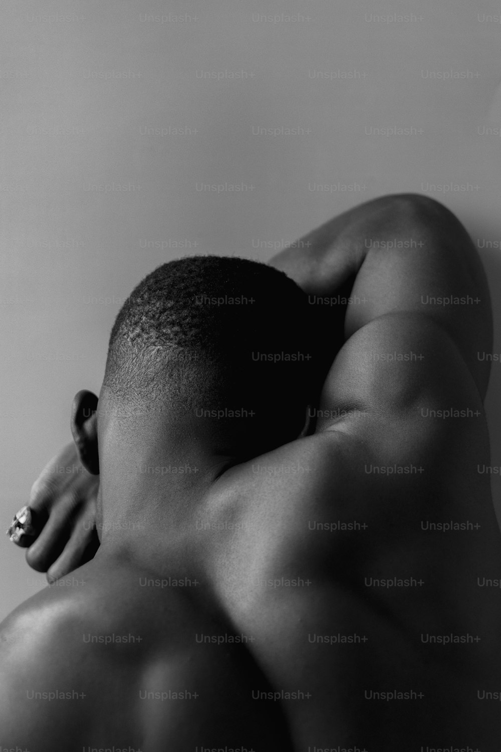 Una foto in bianco e nero di un uomo nudo