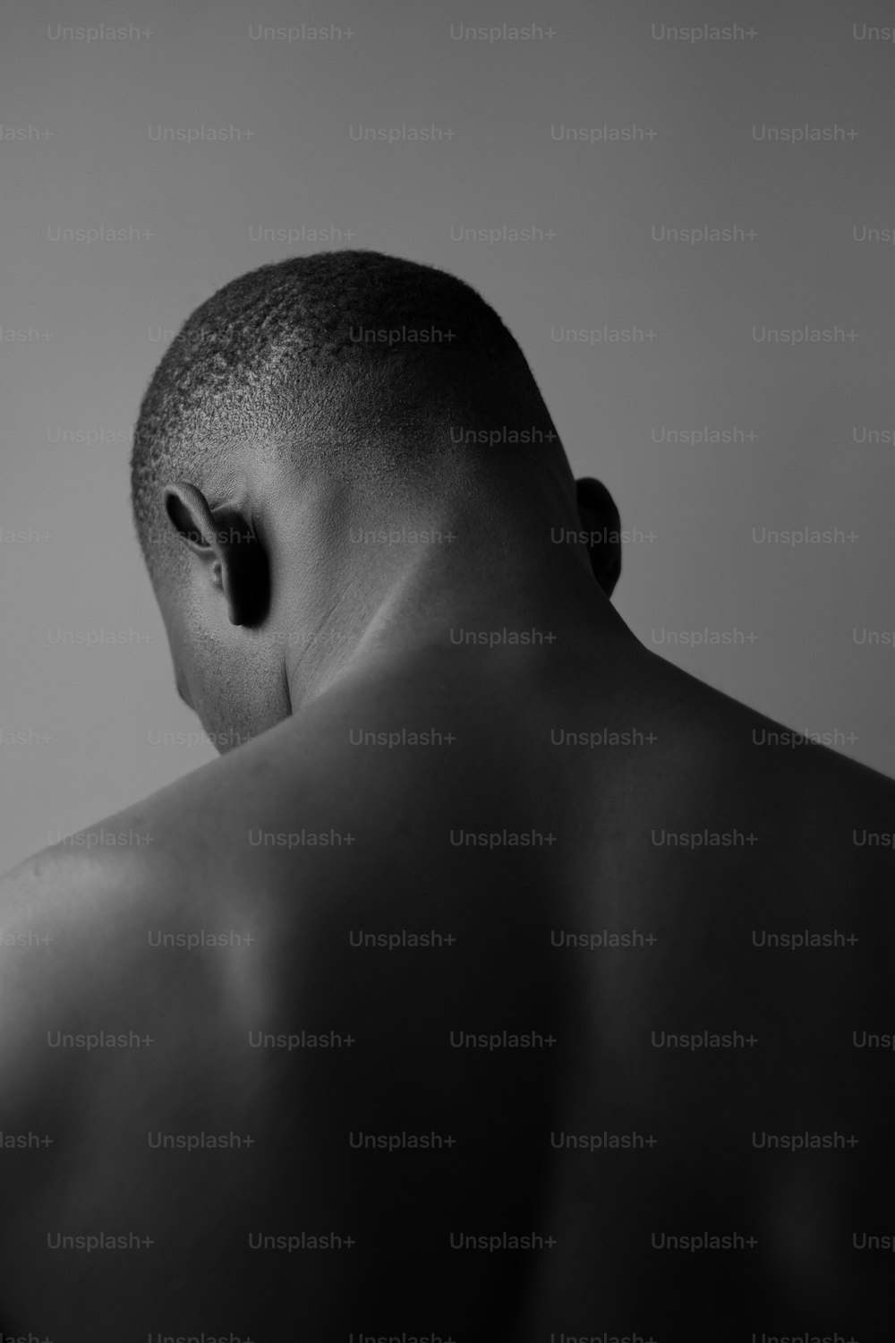 uma foto em preto e branco das costas de um homem