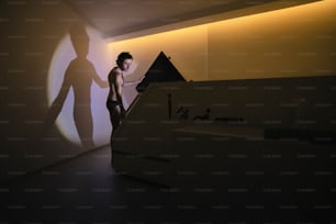 Una mujer parada frente a la sombra de un hombre