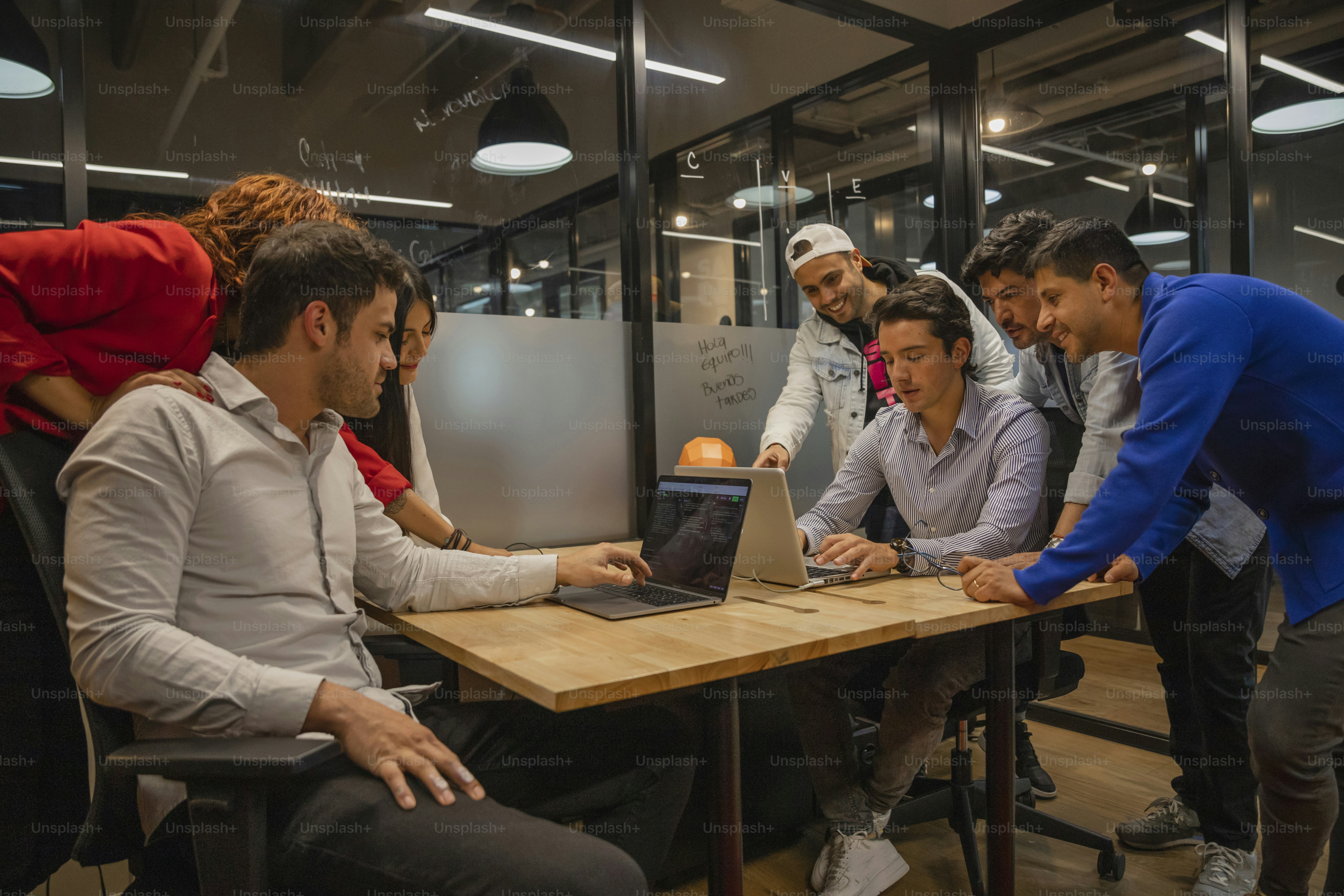 나무 탁자에 둘러앉아 있는 한 무리의 사람들