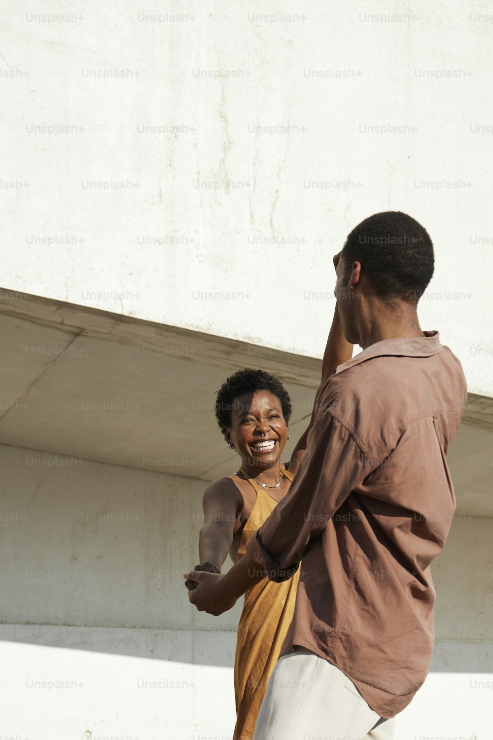 Un uomo in piedi accanto a una donna con un sorriso sul suo volto
