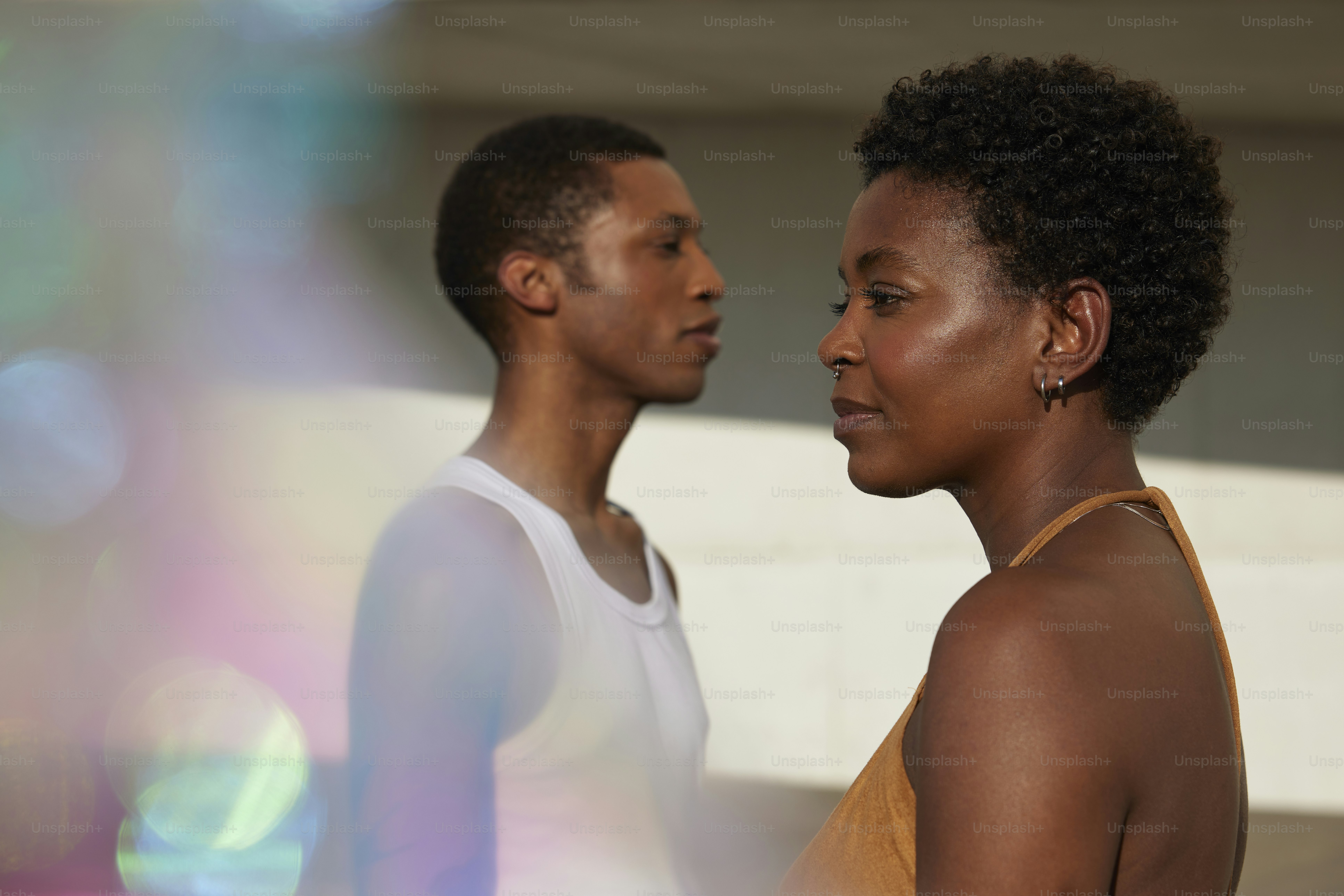 un paio di persone che stanno insieme