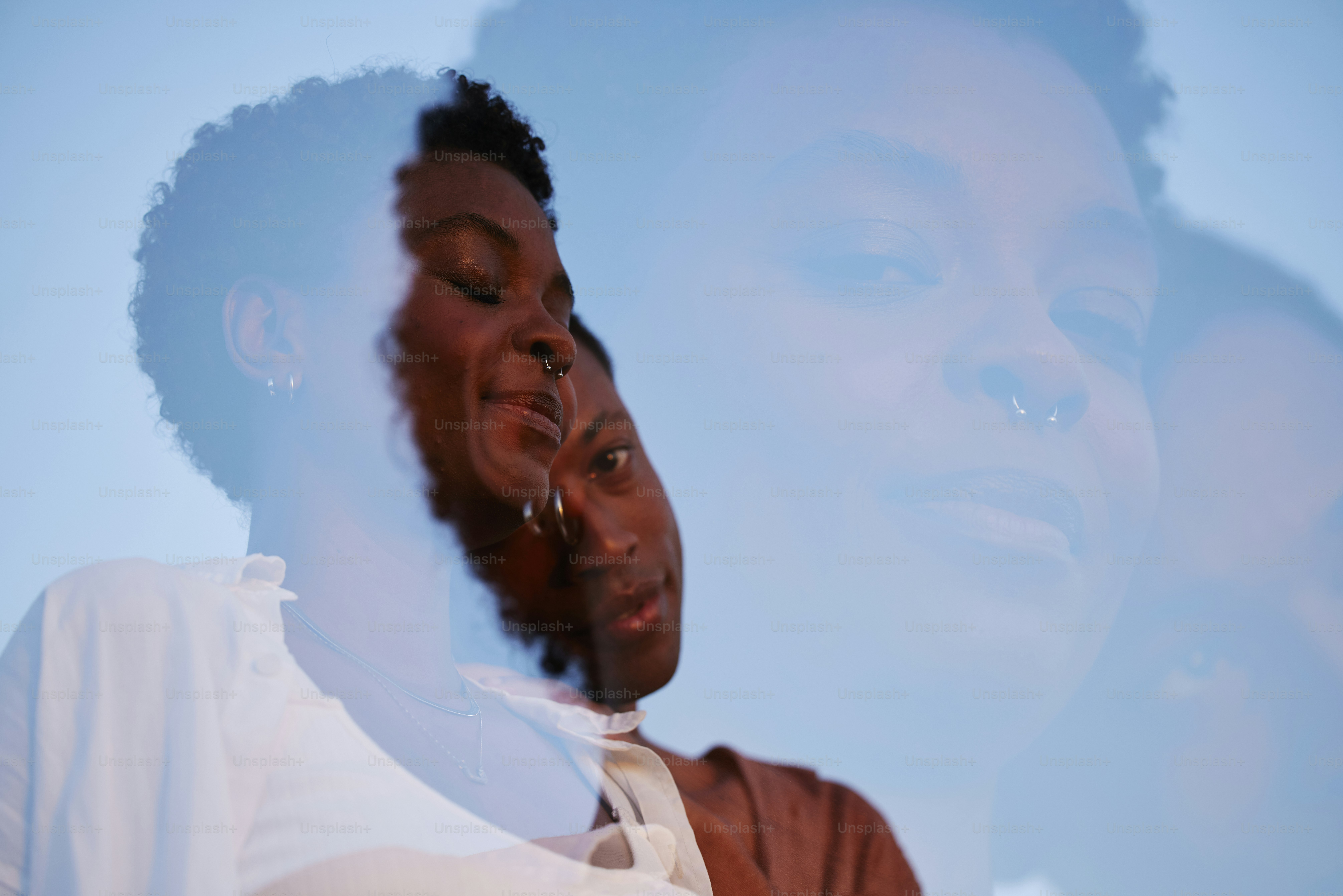 una coppia di donne in piedi l'una accanto all'altra