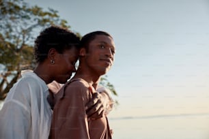 um homem e uma mulher de pé um ao lado do outro