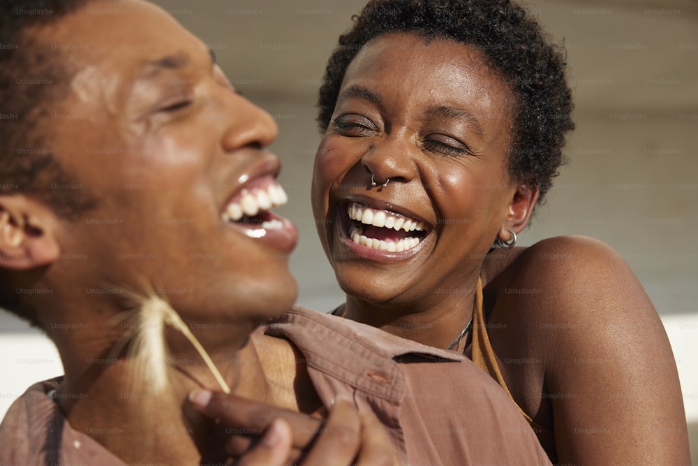Ein Mann und eine Frau lachen zusammen