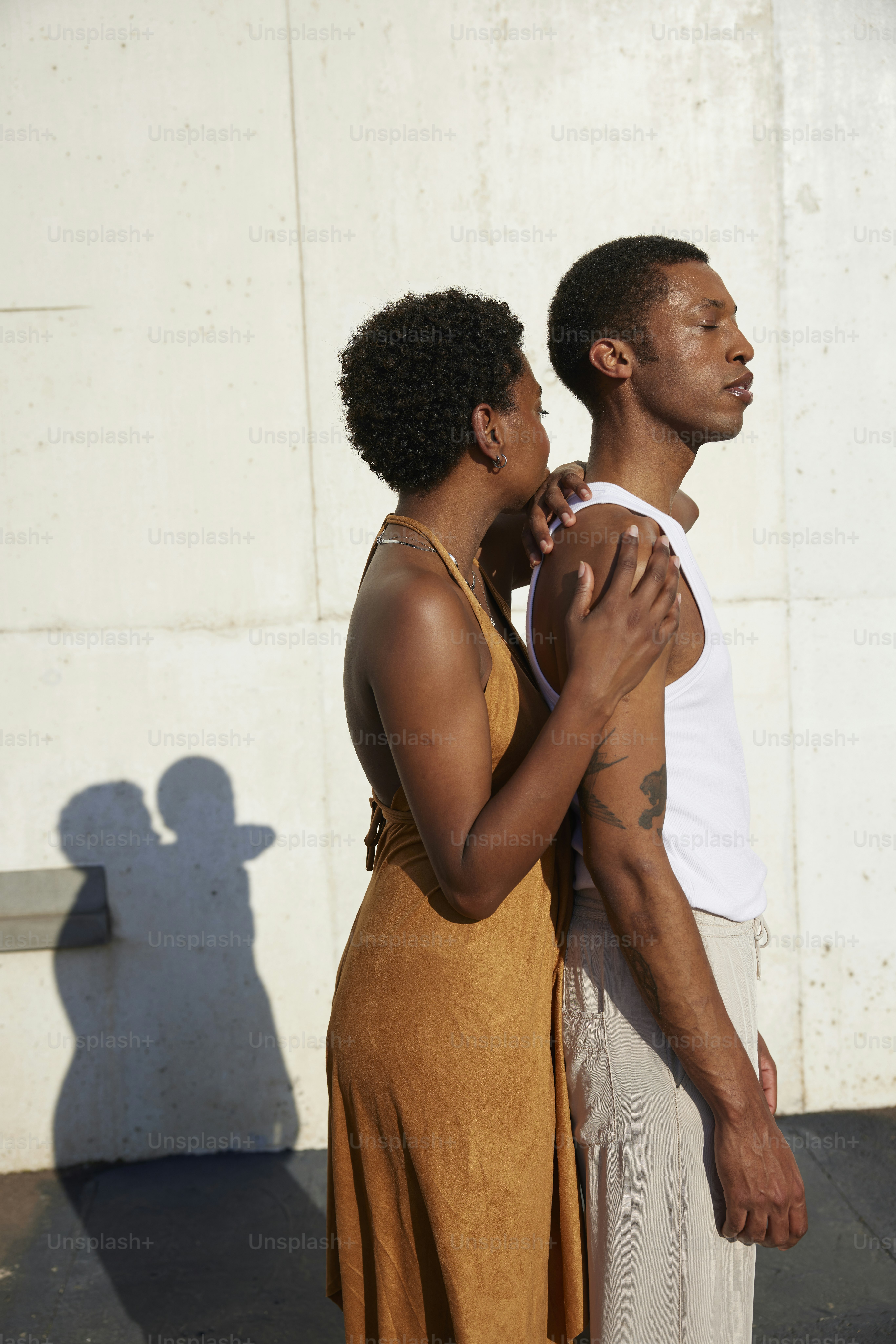 un uomo e una donna in piedi l'uno accanto all'altro