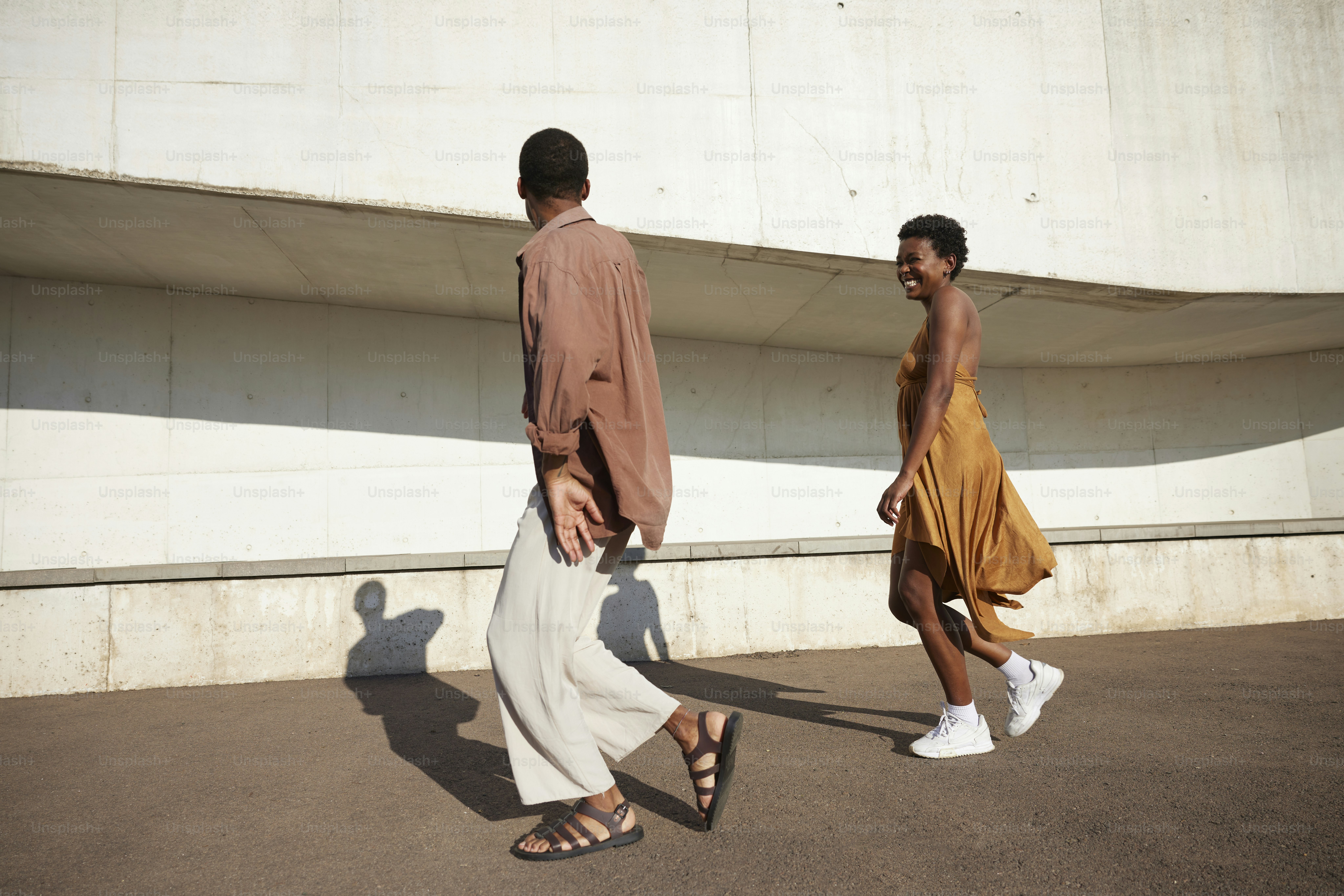 Un uomo e una donna che camminano lungo una strada