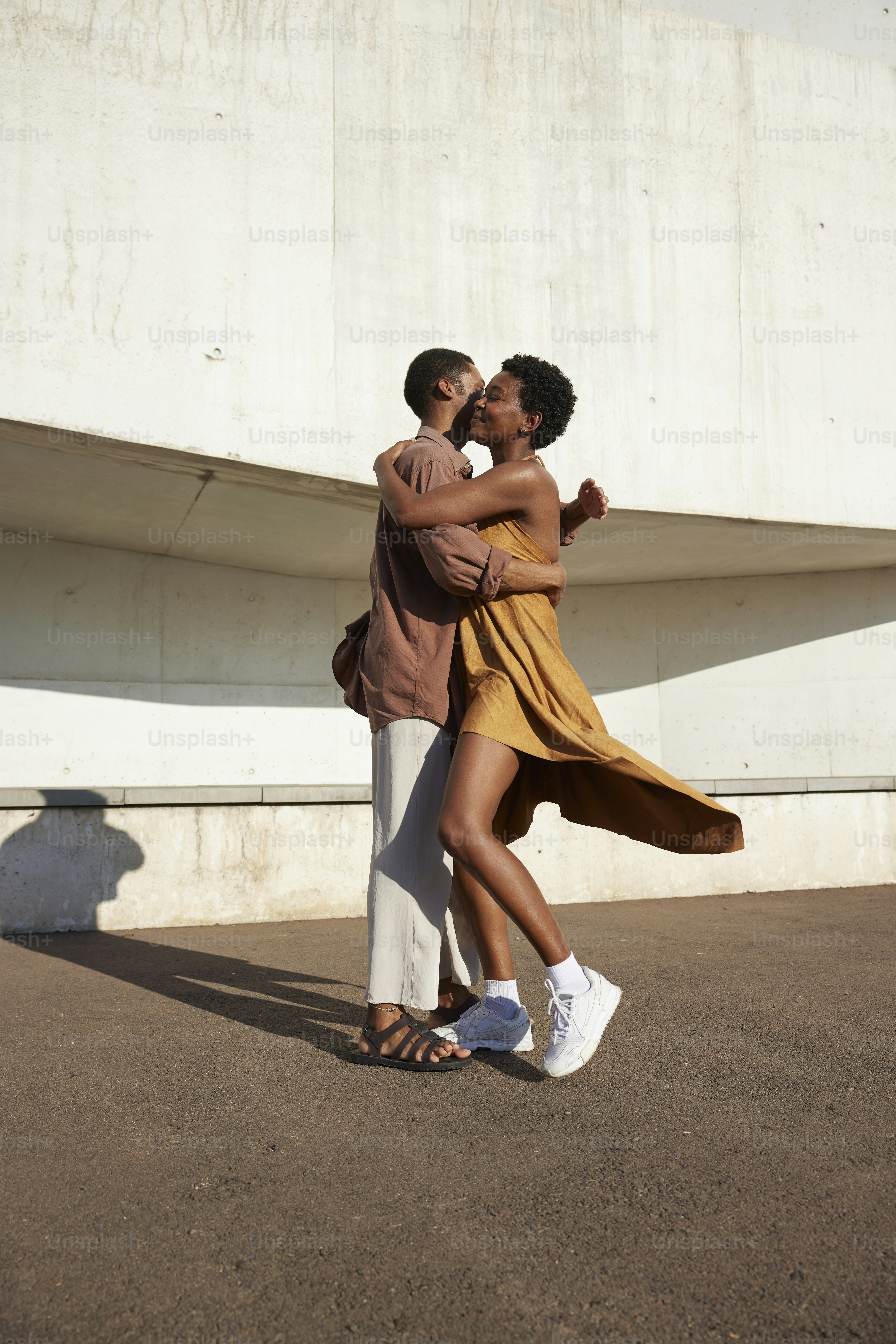 un paio di persone in piedi l'una accanto all'altra