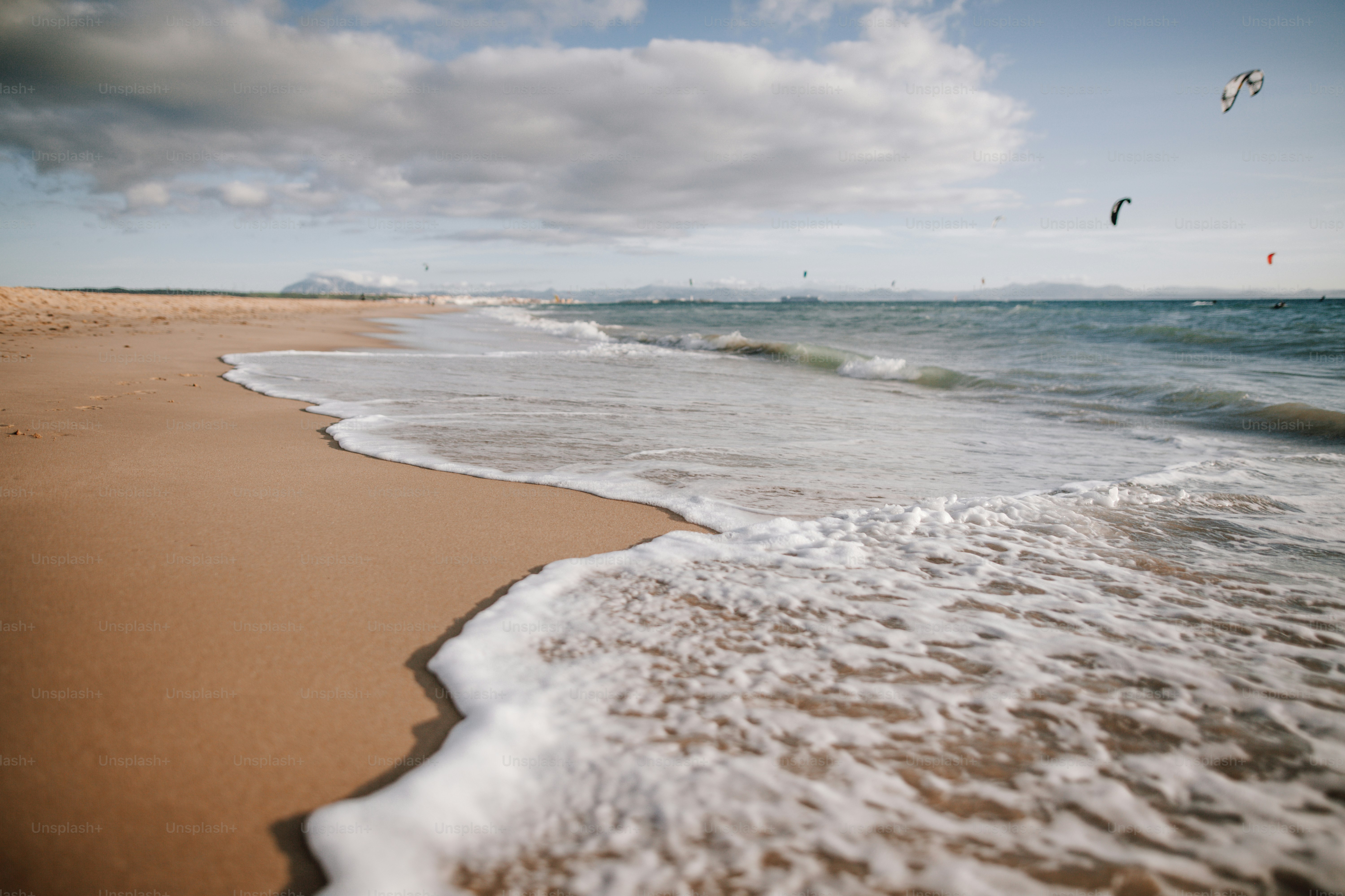 Una spiaggia sabbiosa con onde che arrivano a riva