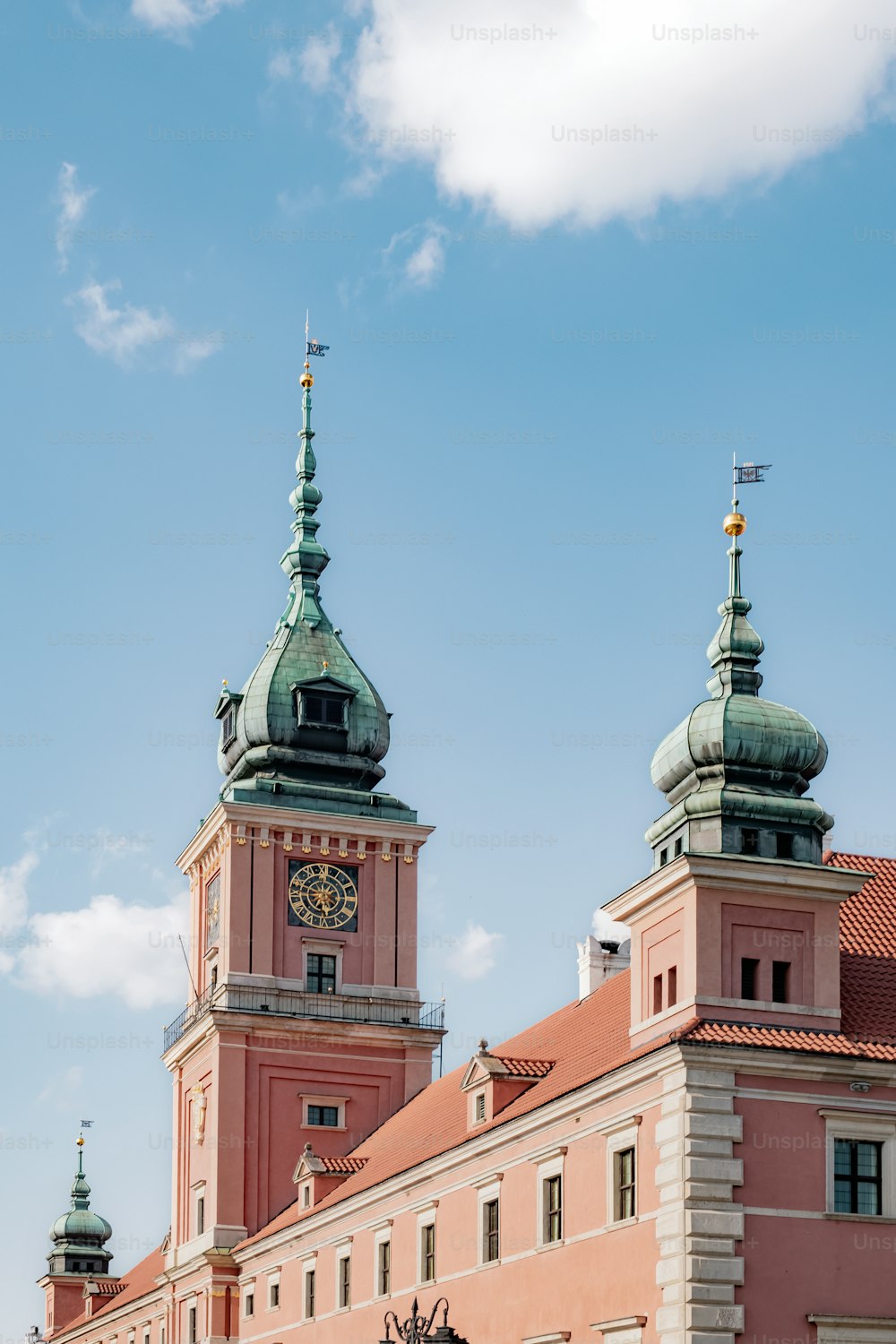 두 개의 탑과 시계가 있는 큰 건물