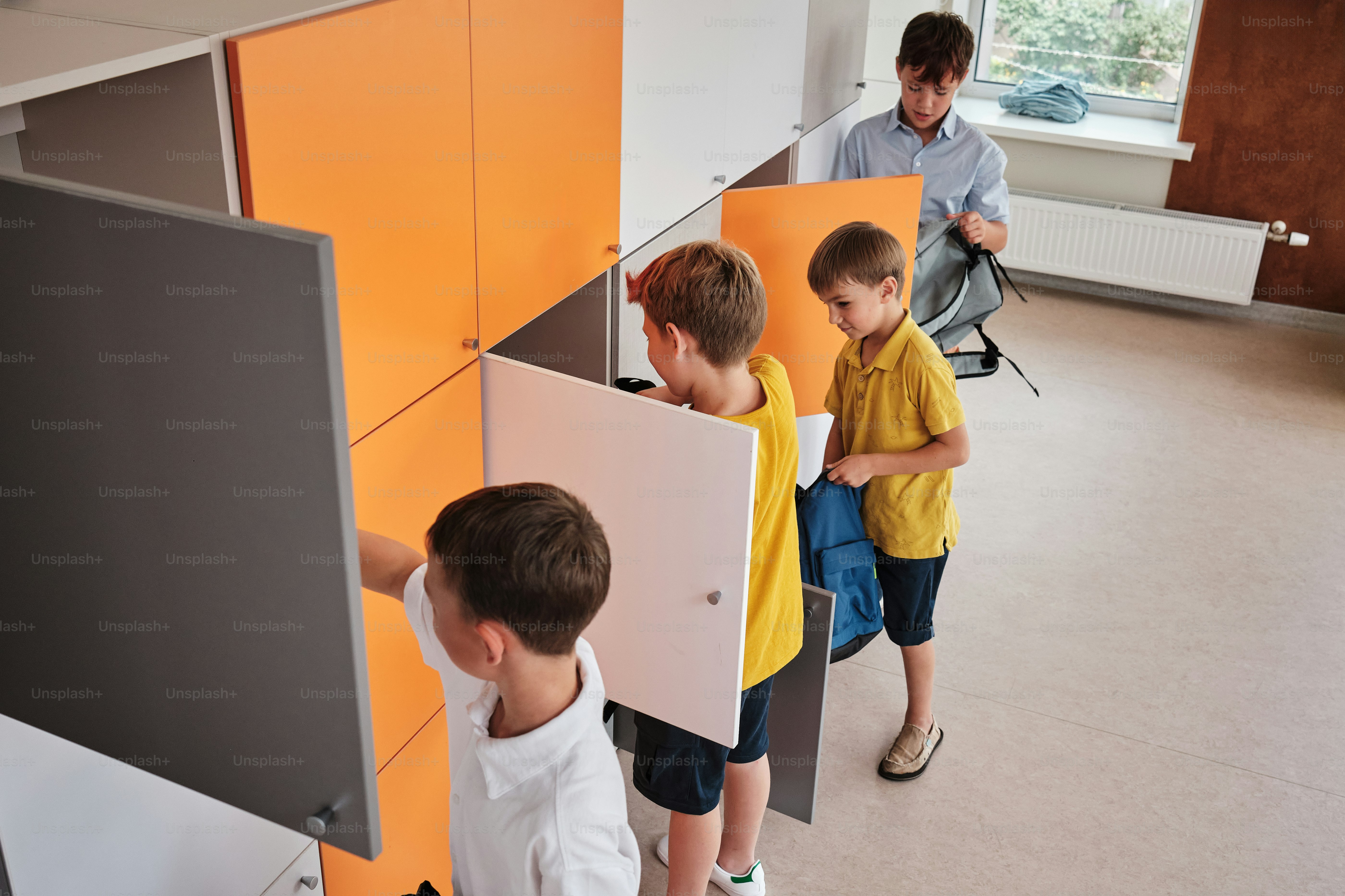 um grupo de meninos ao lado um do outro