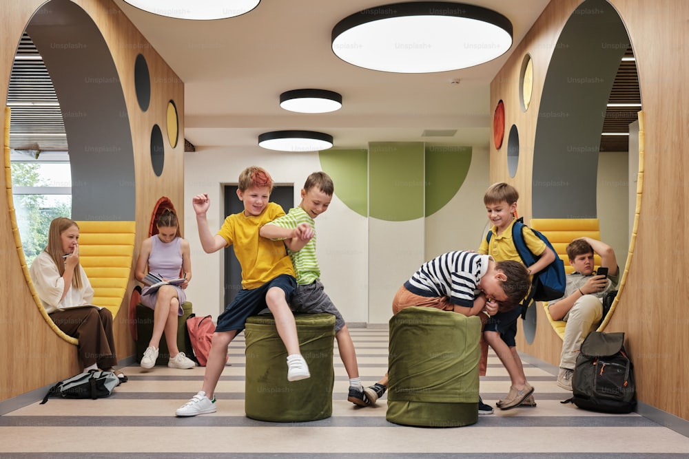 um grupo de crianças sentadas em pufes em um quarto