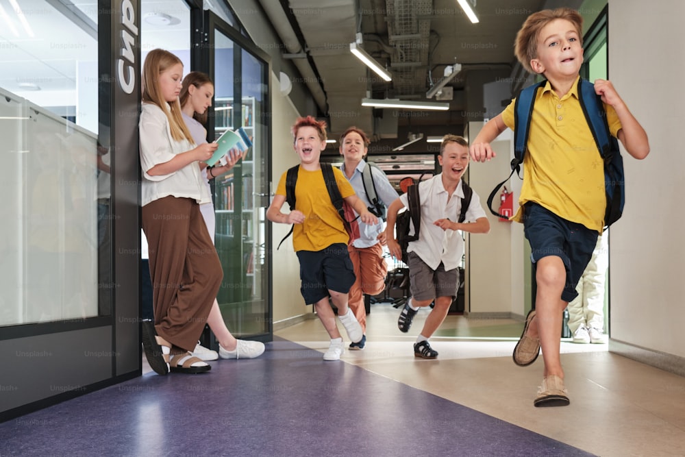 um grupo de crianças correndo por um corredor