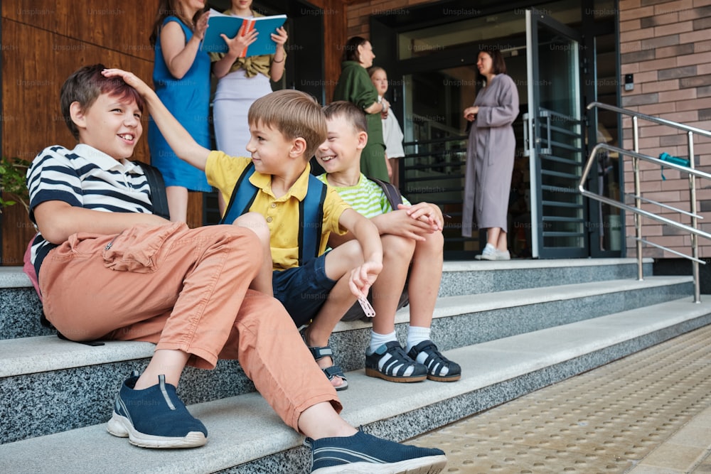 un groupe d’enfants assis sur les marches d’un immeuble