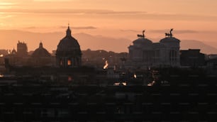 El sol se está poniendo sobre la ciudad de Roma