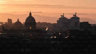 O sol está se pondo sobre a cidade de Roma