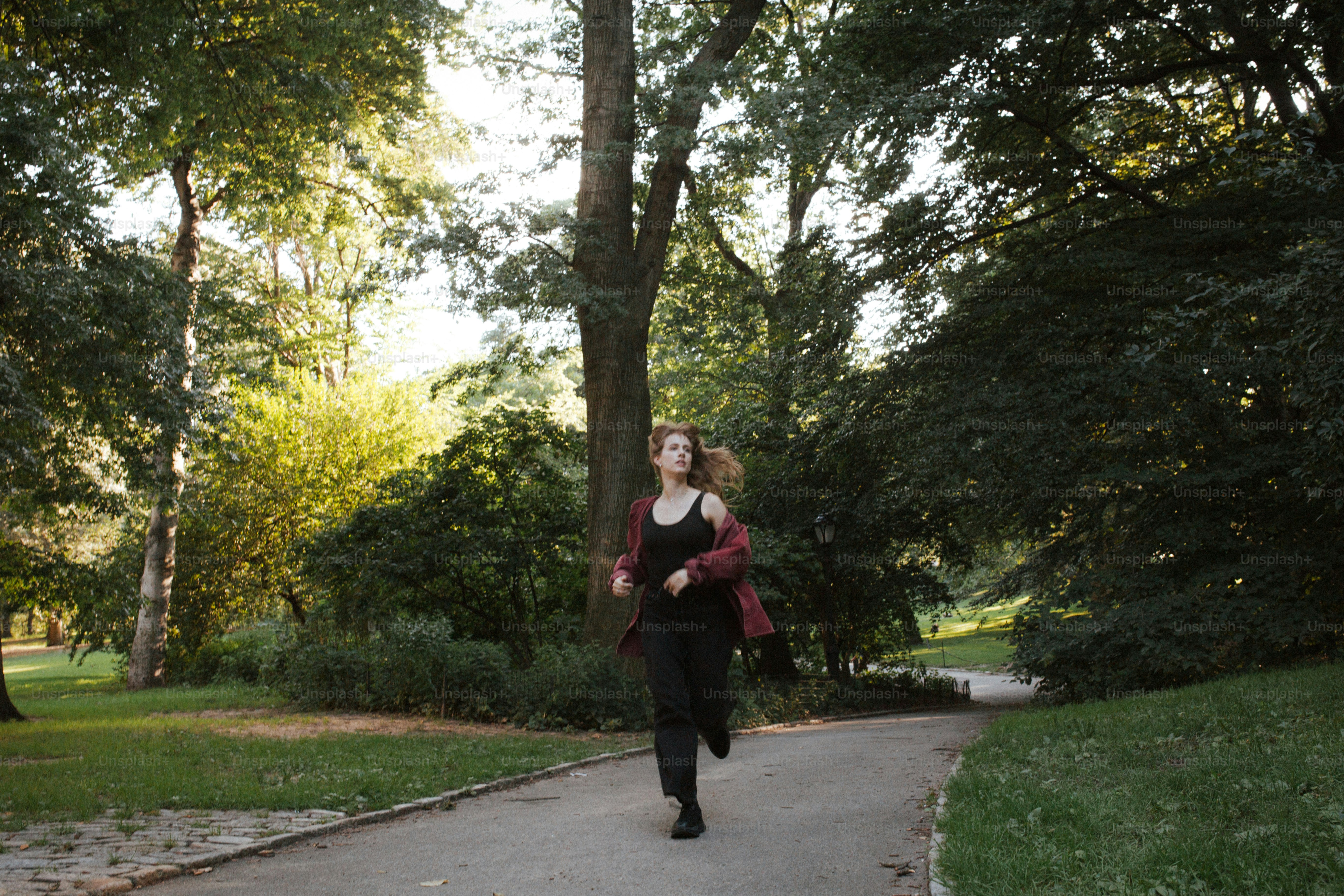 Una donna che cammina lungo un sentiero in un parco
